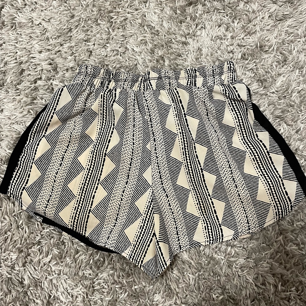 Silky patterned shorts - Picture 2 of 2